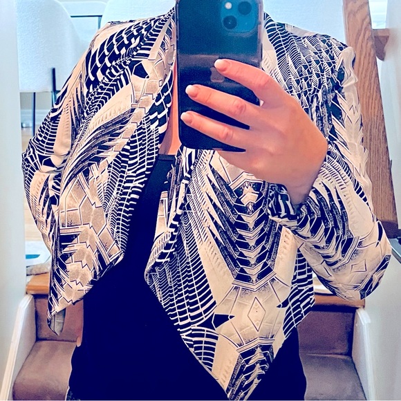 H&M Bolero Blazer-high-low-small shoulder pads-flowy open front-size 2 US-print - Picture 8 of 8